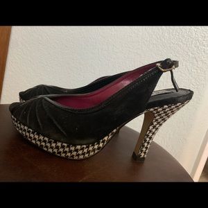 Black Steve Madden size 6.Very comfortable.